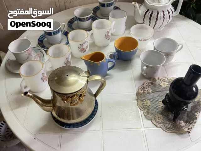اواني  وأدوات  واجهزة ومستلزمات مطبخ متكاملة ومتنوعة تشمل صحون خزف وكاسات ماء وعصير وشاي وقهوة