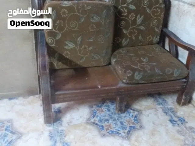 بيع لضرورة طاولة شاشة مرتبة كنبة زان 2 مقعد فقط في مجال بالسعر كرسي غرفة نوم خشب