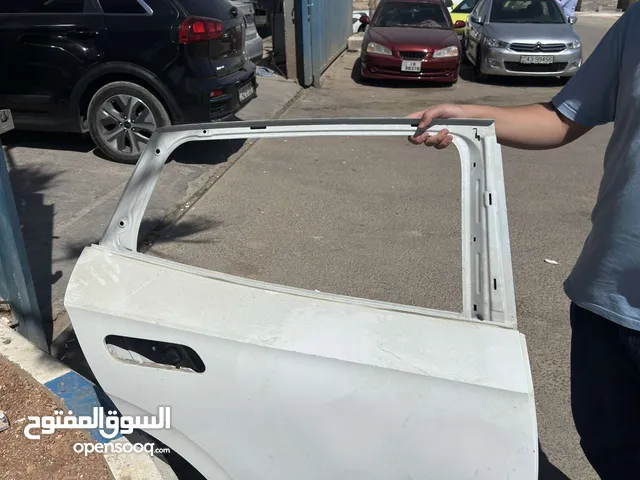باب سيارة ID4 باب خلفي يمين باب اصلي فيه ضربه ومزع مناسب للتركيب و التصليح و الدهان