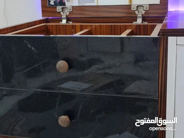 ميز كومدي جدا جميلا