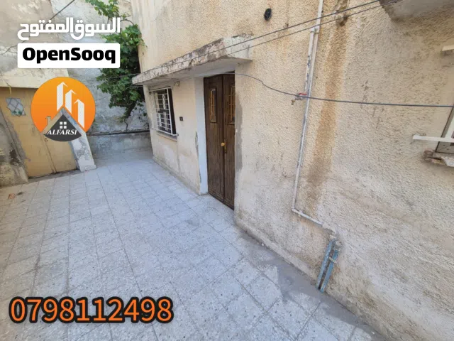 شقة لعرسان شبه ارضي مدخل مستقل مع ساحات على الداير 2 مدخلين مشمسة مع احواض زريعة في القصور