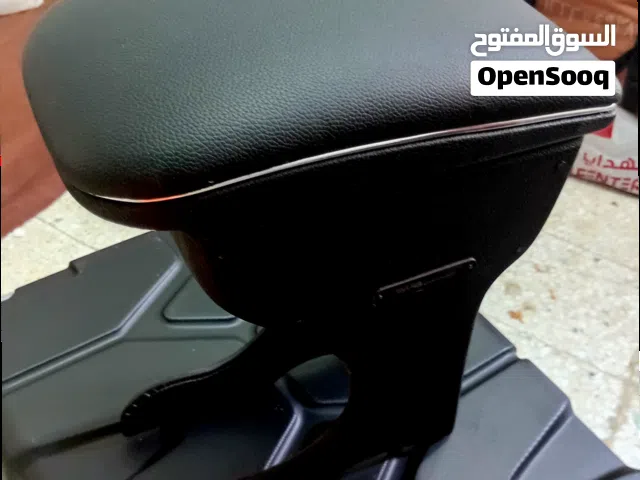 مخدع سياره جلد يركب علي اي ماركه سياره بدون مخدع