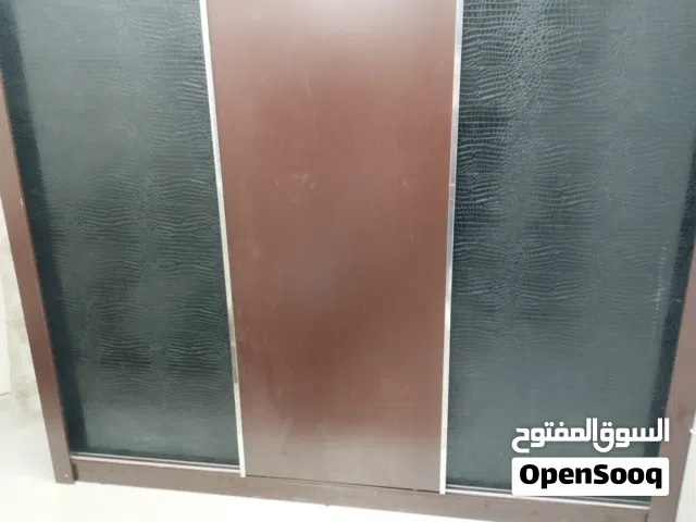 خزانة أبواب سحاب ثلاثة أبواب مع الأدراج و الأرفف للبيع بمبلغ مائة و أربعين دينار . قابل للتفاوض