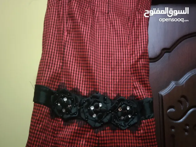 فستان بناتي لابسه واحده