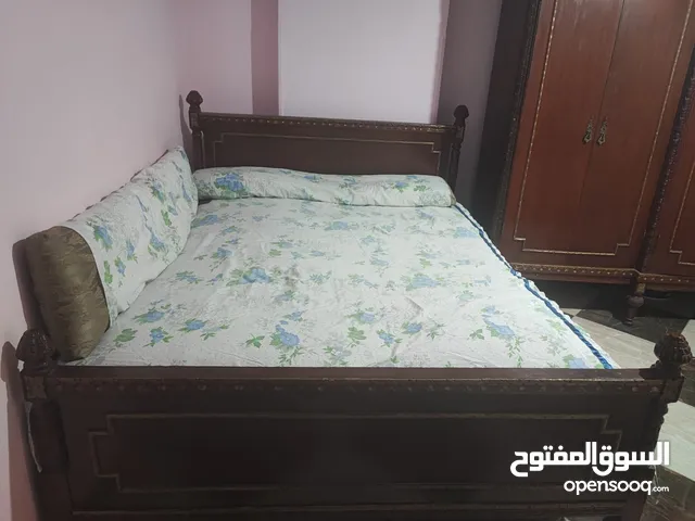 غرفه نوم عباره عن سرير عرض 160 موله زان وقوائم زان ودولاب 6 دلافه تسريحه 3درج خشب زان درجه اولي