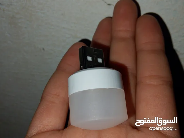 ضوء صغير يحتوي على شاحن