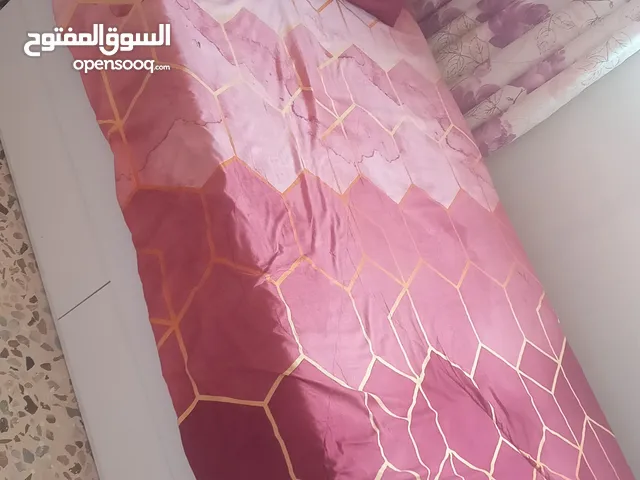 سرير مفرد ونص جديد بالكرتونه غير مستعمل من غرفة نوم ثنائيه ولكن لعدم توفر المساحه لاستخدامه