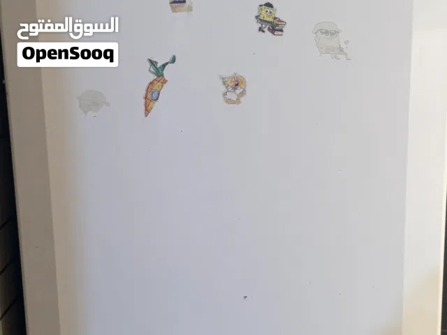 ثلاجة مابيها اي شي مثل ماوضح الكم