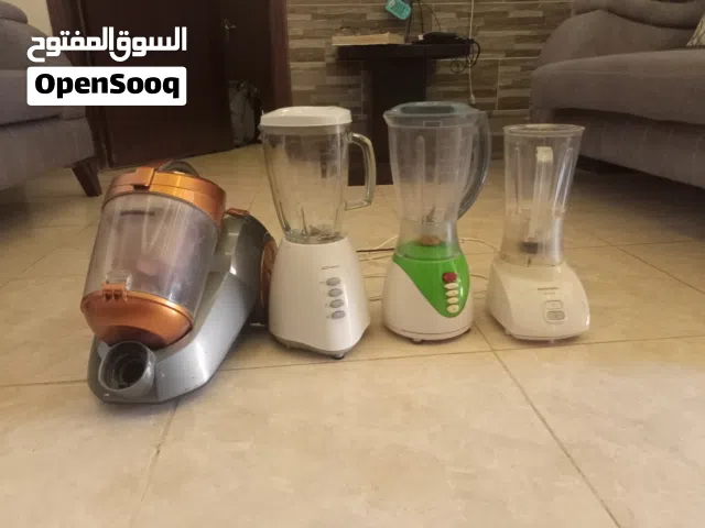 ثلاث خلاطات مع مكنسه كهربائيه