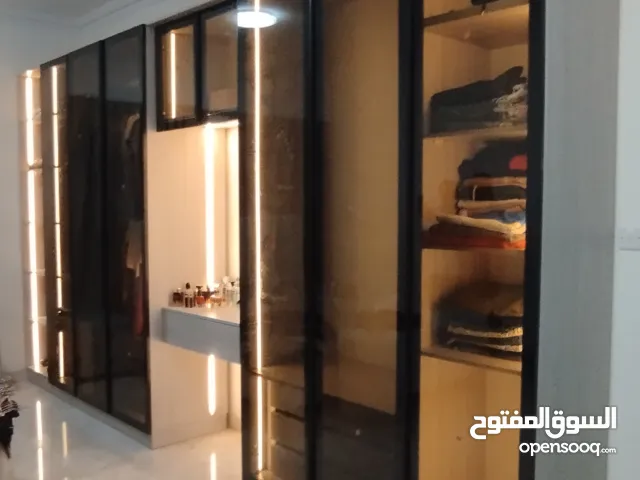 نستخدم افضل المواد والأعلى جودة دريسنج روم كبتات طاولات شاشة خزائن حائط مطابخ