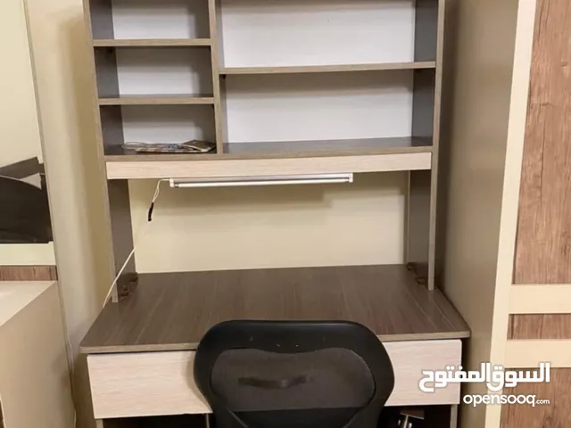 مكتب مع كرسي للدراسة أو لشغل بحالة الجديد وبسعر مغري جدا ا
