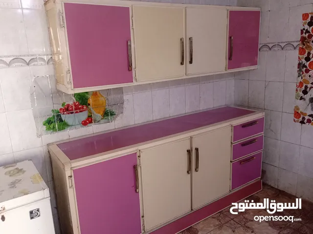 كاونتر نضيف جدا جدا كما امامكم و ثلاجه مطبخ