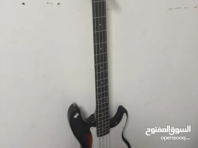 Bass guitar للبيع