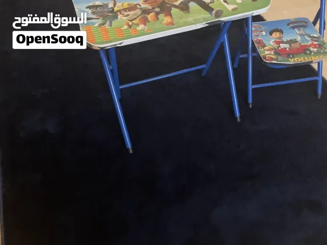 طاولة كرسي للأطفال للمذاكرة وقراءة الكتب مستعملة فقط ثلاثة أشهر
