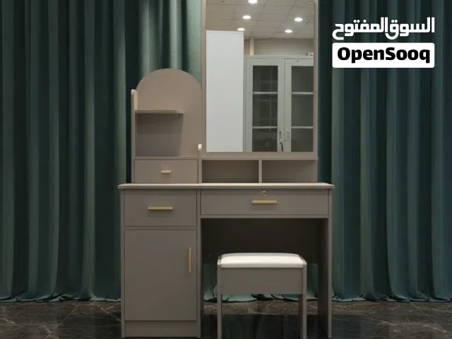 طقم تسريحة غرف نوم مودرن باللون الرمادي مع مرآة وكرسي