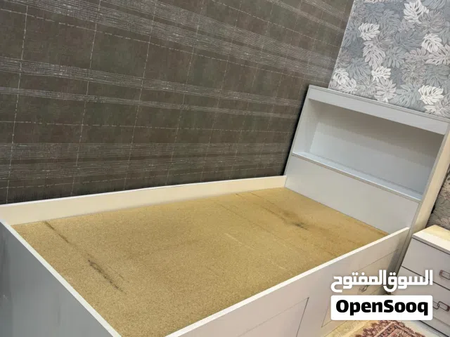 غرفه للبيع متكونه من 2 سرير خشب كومدي واحد وميز مرايه الغرفه تفصال نوع الخشب mdf