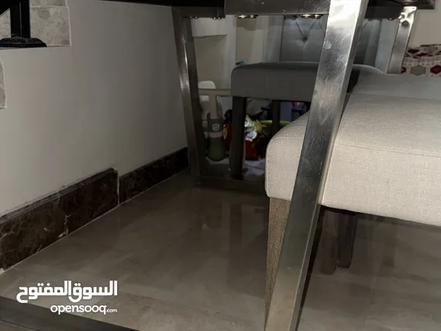 طاولة سفرة بحالة جيدة جدآ