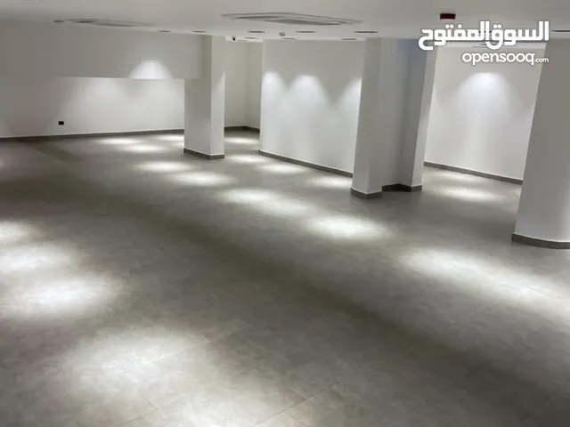صاله تجاريه. مساحته. 450 م. ايجار. تشظيب جديد. سوق الجمعه.