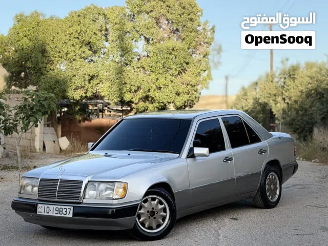 1989 مرسيدس بنز الفئة-E E 200