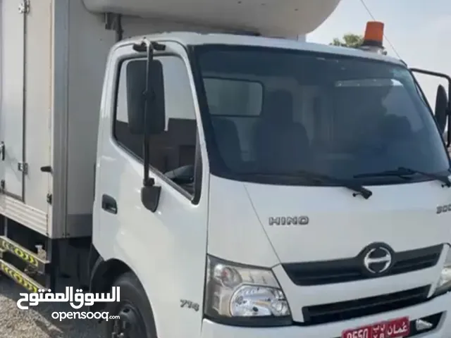 شاحنة مغلقة (براد + تجميد) للأجار اليومي مع السائق