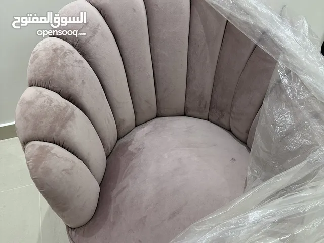 كنبات غرفة جلوس جديده لم يتم استخدامها تصميم حديث ومميز يمكنه اضافة لمسة رائعة لمنزلك