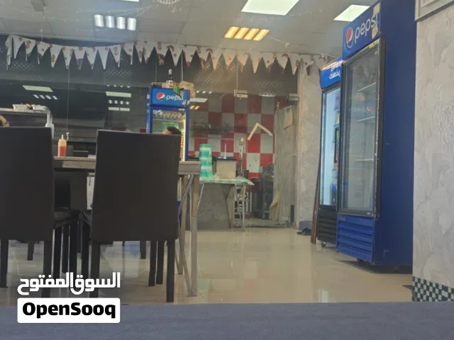 مطعم مجهز للبيع منطقة ممتازة دخل يومي 150 الي 200 ريال