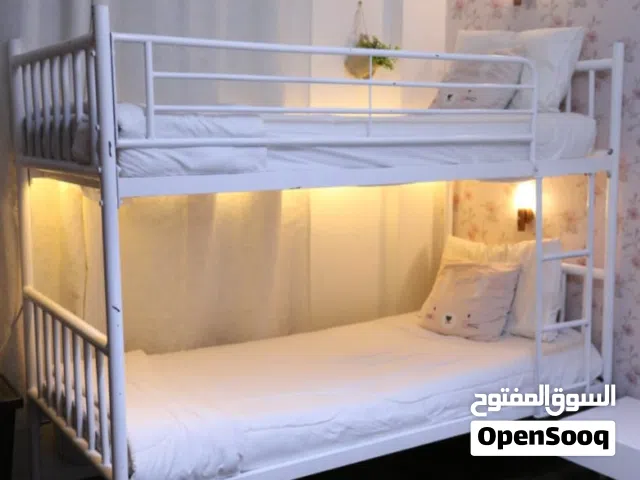 سرير حديد طابقين لون أبيض بحالة ممتازه