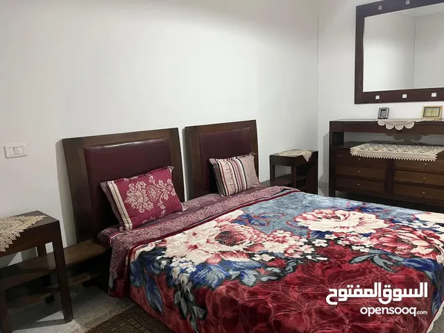‎ شقة نظيفة جدا للكراء غرفتين وصالة و ثلاثة حمامات في  (  حي النصر. ) على الشارع الرئيسي تبعد ثلاثة