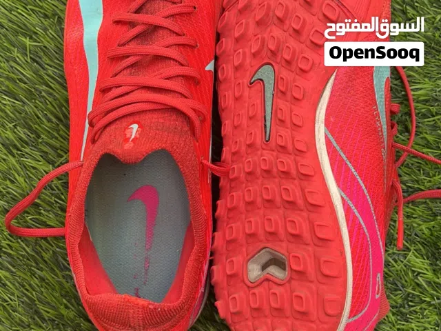 حذاء كرة القدم نايك ترتان اصلي اعلى فئة  للبيع  المقاس 40.5 السعر 200