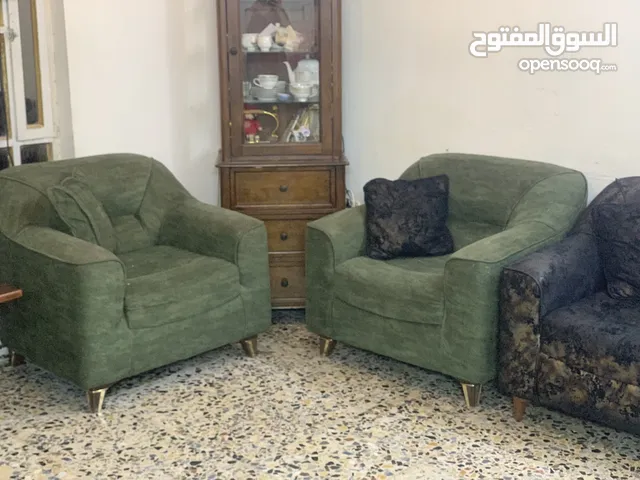 سلام عليكم هاذا تخم 8 مقاعد لونين اخضر واسود خشب درجه اولى مشتري من اثاث الجشعمي مابي اي ضرر ولا