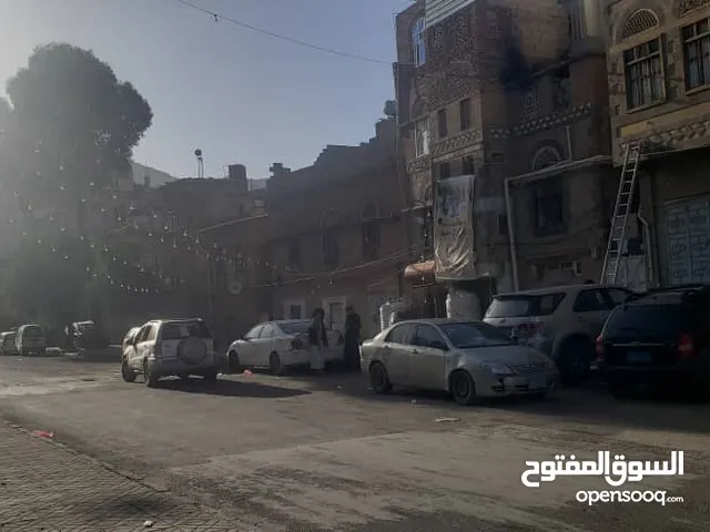 ثلاث لبن ونصف عرطه علي شارع الرئيسي شارع ثلاثين