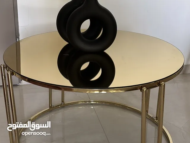 طاولة وسط غرفة جلوس ، غرف ضيوف مع سكاملات .
