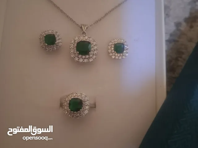 طقم فضة 925 محلى بفصوص زركون خضراء