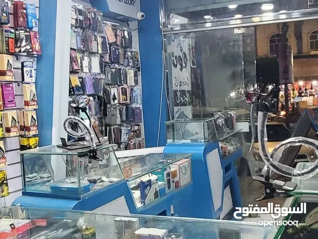 محل جوالات للبيع في شارع العدين الرئيسي ديكور و 4 كاميرات وباب زجاج وطاولات
