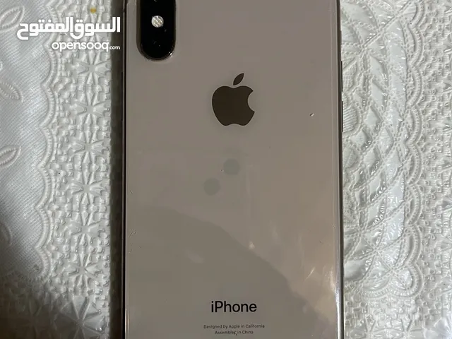 ايفون xs لون ذهبي بحالة ممتازة 256 جيجا مع ثلاث كفارت