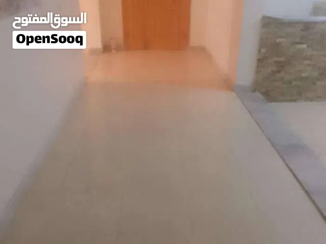 يوجد شقة الايجار في طريق السور في جانب سوق الهوني الدور التاني تتكون من 3غراف ومربوعة وسط حوش و2 دور