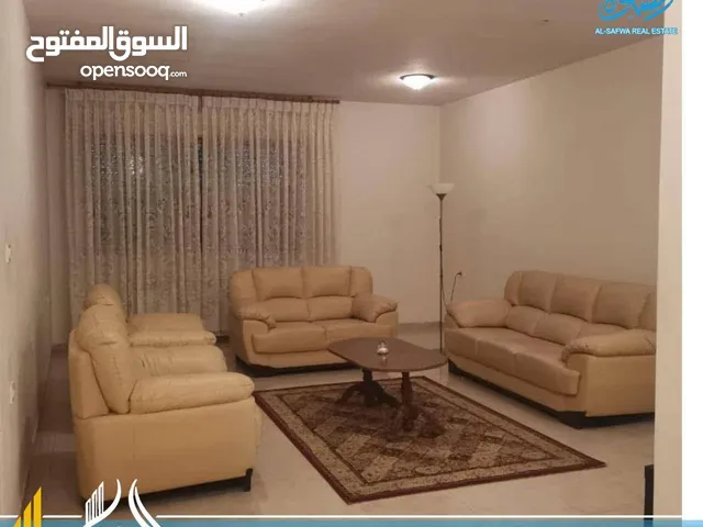 شقه مميزة موقع استراتيجي بوسط البلد دقيقه من دوار الساعة قريبه من كل الخدمات هادئه معزوله عن الفوضه
