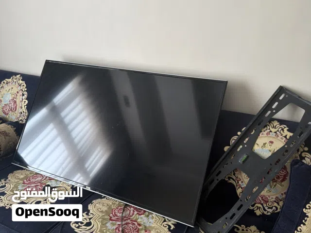 للبيع تلفزيون TCL حجم 55 بوصة نظيف جدا مع القاعدة