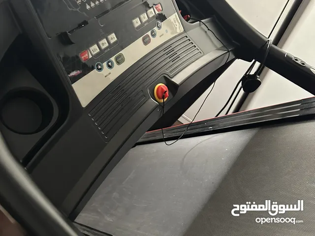 سير كهربائي بحالة ممتازة يتحمل حتى 130كجم وسرعة حتى 18 كم/ بالساعة ومواصفات فائقة