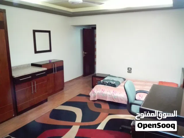 غرفة كبيرة مفروشة للإيجار بموقع متميز في ميدان الحصري بـ6 أكتوبر