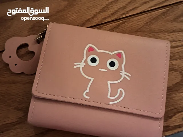 دزدان بناتي وردي ناعم برسمة قطة كيوت، عملي وخفيف، مثالي لحمل النقود والكروت الصغيرة.