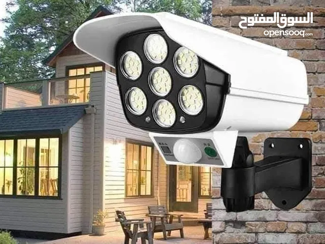 كشاف انارة بالطاقة الشمسية على شكل كاميرا يعمل بحساس وريموت كنترول
