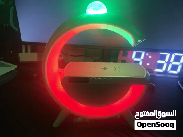 اضاء مكتب قيمق فيها شاحن وايرل وفيها ابلوتوث وصوطها عالي ويمكن رفع الصوط وخفضه ولها الوان جميله جداً