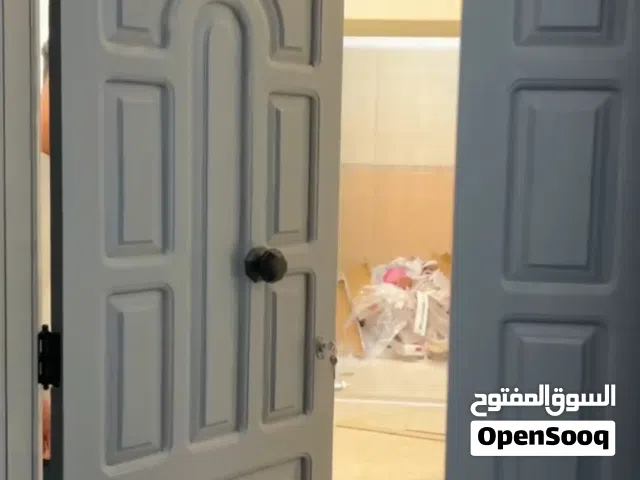 مبنى خدمي للايجار في بوستة يستحود علي شقة و أربعة مكاتب خدمية تصلح لأي نشاط تجاري