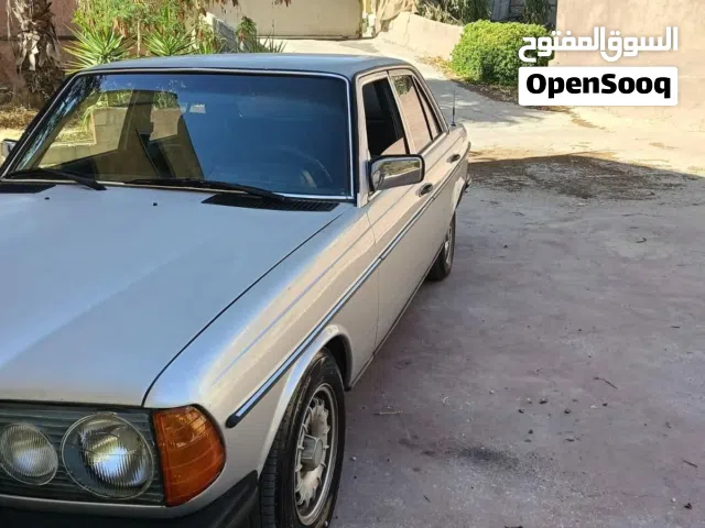 1977 مرسيدس بنز الفئة-E E 200