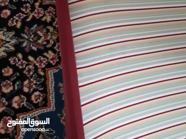 سرير واحد للبيع ب سعر مناسب للجميع.  30 دينار. تواصل واتس اب فقط