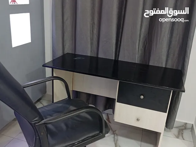 مكتب وكرسي جلد بحالة ممتازة