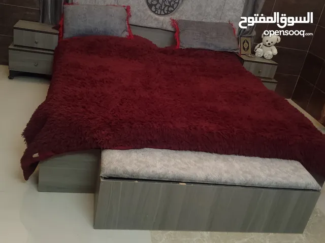 غرفه نوم مكونه من تخت وراسيتين تخت وملحك وتواليت كامله مكمله الغرفه بركبلها اضائه