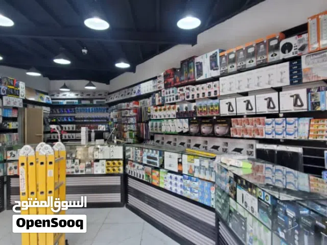 محل تجاري فتحتين وغرفة وحمام داخلي ودور ثاني مخزن كبير (شارع القصر سوق الجوالات )