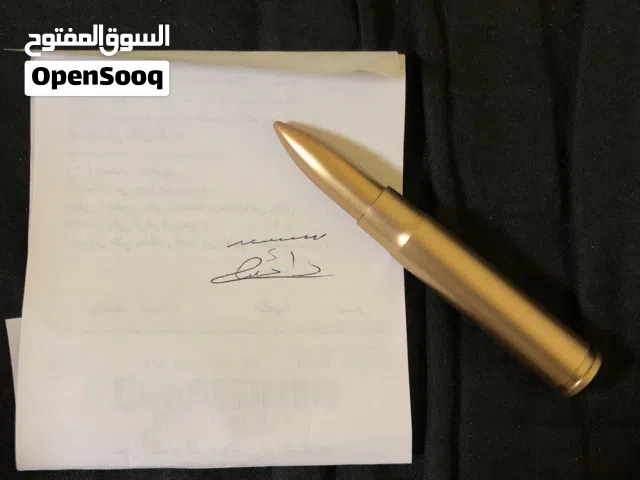 قلم حبر اسود على شكل رصاصة